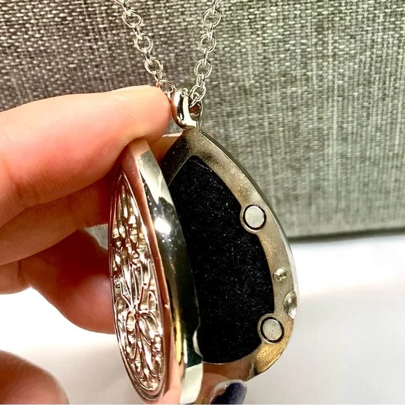 Silver Pendant Diffuser Necklace with Essential Oils - Picture 4 of 4